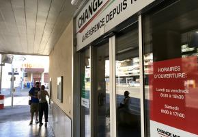 L’entrée du change Migros. Les malfrats avaient pénétré en recourant à la méthode de la voiture bélier. FRANCIS HALLER