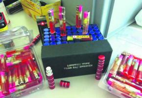 La saisie des objets insolites au gaz lacrymogène. 