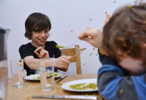 Pas toujours facile de servir les repas des enfants à midi. 