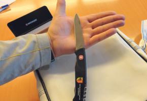 Pierre nous montre le grand couteau qu'il a reçu de l'Etat.