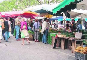 Le marché de Carouge installe trop de chaises derrière ses échoppes, ce qui rassemble trop de monde pour l'apéro.
