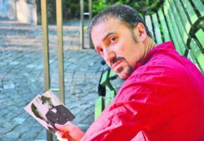 Ecrivain et professeur de salsa, Esteban Isnardi est un personnage connu à Genève. 