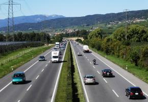 Il sort du taxi sur l'autoroute et se fait mortellement renverser