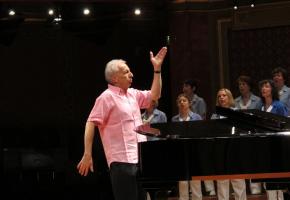 Yves Roure, joyeux créateur et directeur du Chœur de l’Escalade. DR