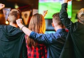 Assister aux matches en compagnie de ses amis, dans des lieux conviviaux. 123RF/SERGIY TRYAPITSYN 