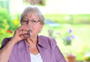 Les personnes âgées constituent un groupe à risque en période de canicule. dr