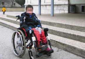 Aurélien a été installé dans l'ancien bâtiment, dépourvu de commodités.