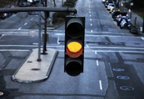 Le soir venu, 106 carrefours genevois passent désormais à l'orange clignotant. GETTY/MAYBAYBUTTER