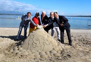 Franck Pidoux, chef de projet, l'huissier du Conseil d'État, Luc Barthassat, conseiller d’Etat en charge du Département de l’environnement, des transports et de l’agriculture (DETA), Pierre Girod, Président de la Société Nautique de Genève et Alec Tournier, secrétaire général de la Société Nautique de Genève posent autour du premier galet symbolique. DR