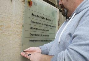 Il a fallu notamment changer la signalétique de certains bâtiments. photo prétexte STéPHANE CHOLLET