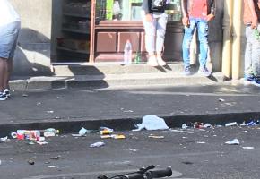 La rue est jonchée de détritus. DR