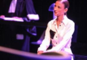 Sur la scène du BFM. Me Marc Bonnant défend Priscilla, une jeune femme robot. DR