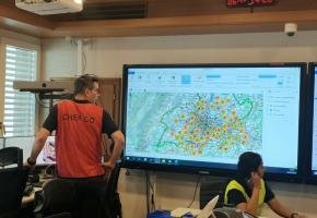 Au centre opérationnel, le capitaine David Mautone gère les interventions dans le canton.. MP