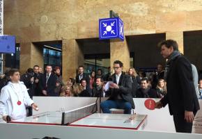 Stan Wawrinka joue au ping pong à Cornavin.