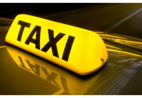 Le manque d'aménagement devant la gare pour les taxis génère mauvaise humeur et situations dangereuses.