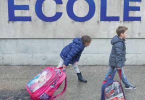 «Voilà ce que ma fille porte tous les jours sur le dos», s’offusque le député Florian Gander. DR 