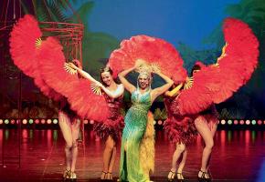 Plumes, paillettes, glamour, humour: le cocktail parfait pour la plus grande revue burlesque de Suisse. PHILIPPE HOUDEBERT
