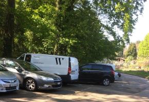 Les places de parc réservées aux clients du café de la Tour sont squattées à la journée par des voitures ventouses. DR