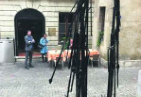 Il y a dix jours, les parasols devant le restaurant «Les Armures», ont été incendiés…