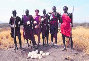 Pierre Dubois au milieu des Massaïs de Tanzanie. 