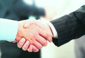 Les candidats ont compris qu'il fallait serrer des mains. 