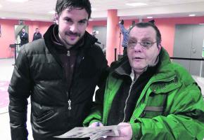 François Gisler, chasseur d'autographes (à droite) avec Lionel Pizzina, joueur du Servette FC. 