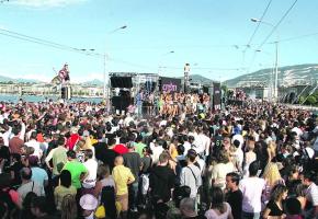 Chaque année, la Lake Parade attire la grande foule sur les quais. 