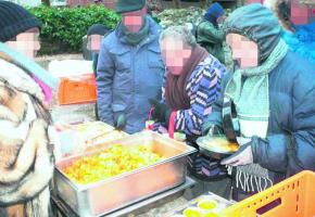 La distribution de repas ne se fait pas toujours dans le calme au parc Galiffe. 