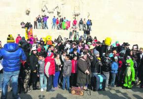 Des centaines de danseurs déguisés se sont réunis devant le Mur des Réformateurs. 