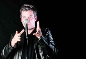 Nathanaël Rochat, un humoriste sérieux qui ne se prend pas au sérieux. 