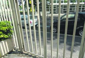 Le corps a été retrouvé sans vie devant l'allée de son immeuble à la rue de l'Aubépine.