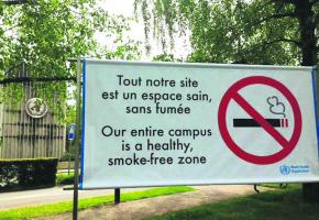 Un nouveau panneau met en garde les fumeurs à l'entrée du parc. 