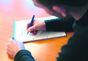 La nouvelle loi sur les bourses d'études ne fait pas que des heureux dans les rangs des étudiants. 