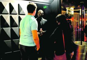 Les vigiles doivent exercer un véritable travail de repérage au moment de laisser entrer les clients. 