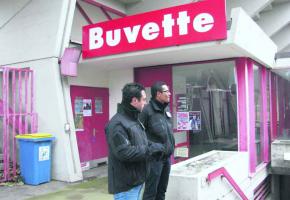 Des agents surveillent désormais l'entrée des vestiaires au Stade du Bout-du-Monde. 