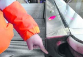 Des petits malins stoppent les escalators, au mépris du danger. 