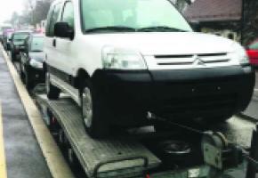 Une des voitures d'occasion mise en vente sur la route de Suisse. 