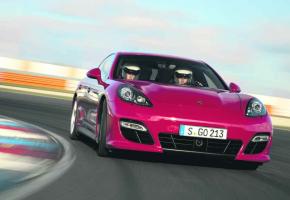 PORSCHE PANAMERA GTS • La plus sportive des Panamera se fond très bien dans le trafic quotidien.