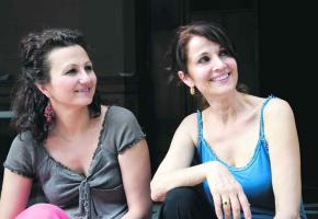 Valentine Sergo, auteure de la pièce et Maria Mettral qui interprète un des rôles de la pièce.