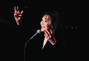 Une silhouette altière, un corps immobile, une légende. 