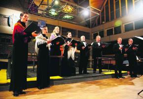 Un ensemble de chanteuses et de chanteurs professionnels. 