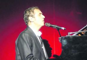 L'artiste renoue avec son instrument de toujours, le piano. 