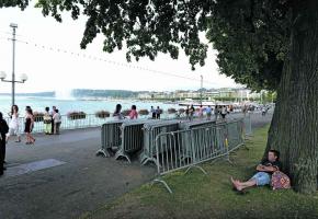 Faute de bancs, on s'asseoit par terre au bord du lac. 