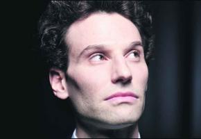 Pour David Greilsammer, la gaieté de l'œuvre de Mozart se prête bien à un concert de Noël destiné à un large public. 