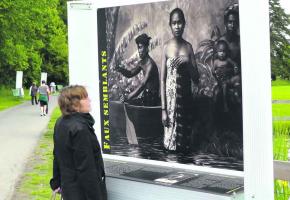 Des images violentes heurtent les badauds parce que l'exposition se trouve à proximité d'une école. 