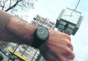 De nombreuses horloges de la Ville affichent toujours l'heure d'hiver.