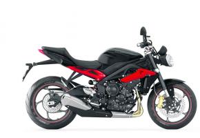 TRIUMPH STREET TRIPLE R • Le travail sur les différentes parties de la nouvelle star de Triumph a permis de gagner du poids et de l'efficacité.
