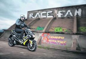 YAMAHA AEROX NAKED NS 50 • La légèreté du nouveau scooter de Yamaha en fait un véhicule parfait pour tous les parcours en ville.