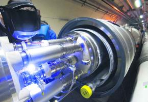 A la découverte des mystères des immenses accélérateurs de particules.