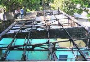 Les toitures des maisons ont été particulièrement endommagées. 